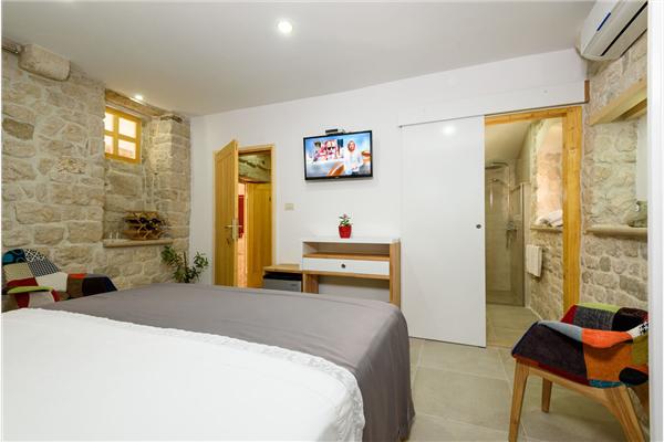 Room S1, for 2 persons