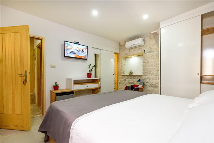 Room S1, for 2 persons