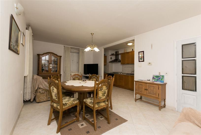 Apartment A2, for 6 persons