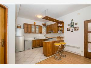 Apartmaj Denis Baska Voda, Kvadratura 120,00 m2, Oddaljenost od morja 70 m, Oddaljenost od centra 100 m
