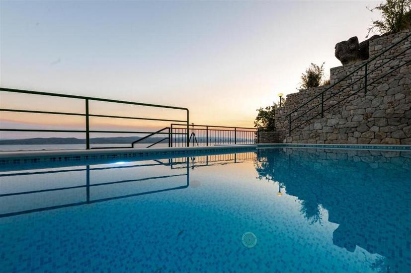 Apartments Apartments with pool Brela