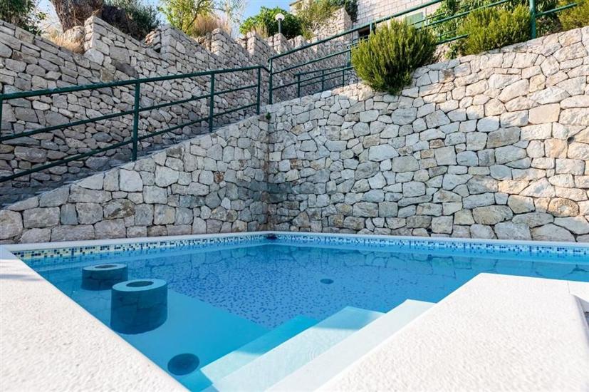 Apartments Apartments with pool Brela