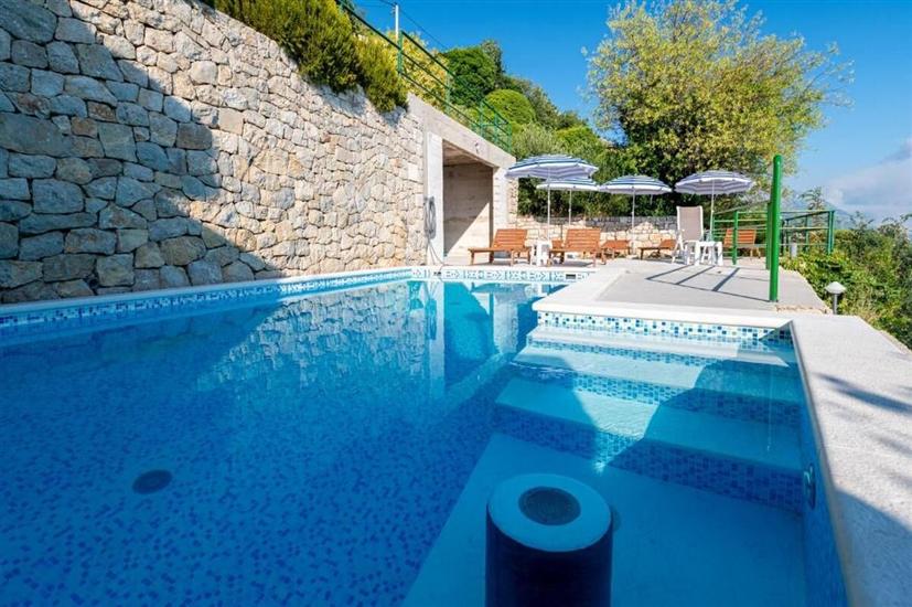 Apartments Apartments with pool Brela