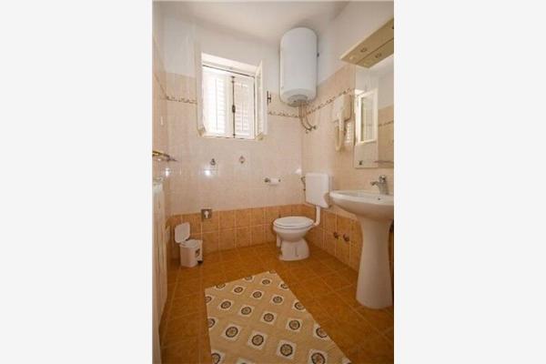 Apartment A8, for 6 persons