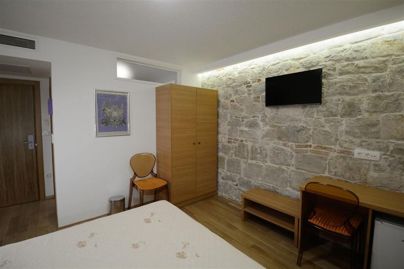 Room S1, for 2 persons