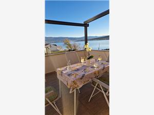 Apartment By the sea Čižići - island Krk, Size 75.00 m2, Airline distance to the sea 30 m, Airline distance to town centre 50 m