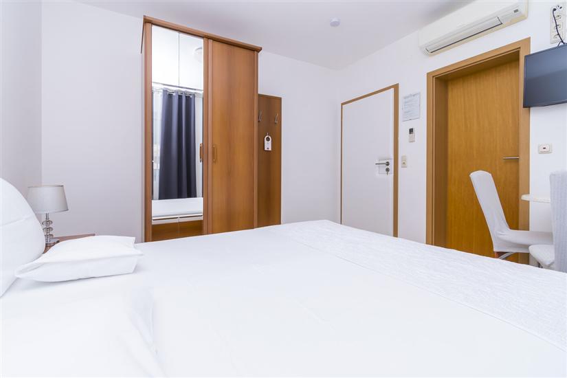 Room S1, for 2 persons