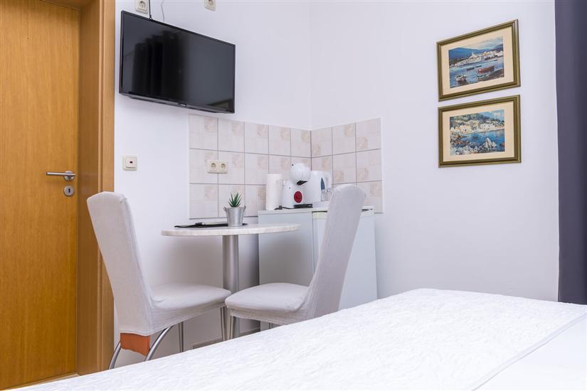 Room S1, for 2 persons