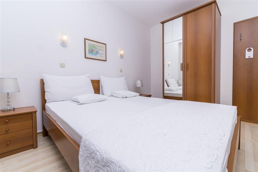 Room S1, for 2 persons