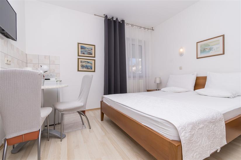 Room S1, for 2 persons