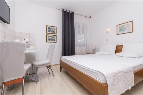 Room S1, for 2 persons