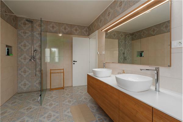 Hiša K1, na 8 osebe