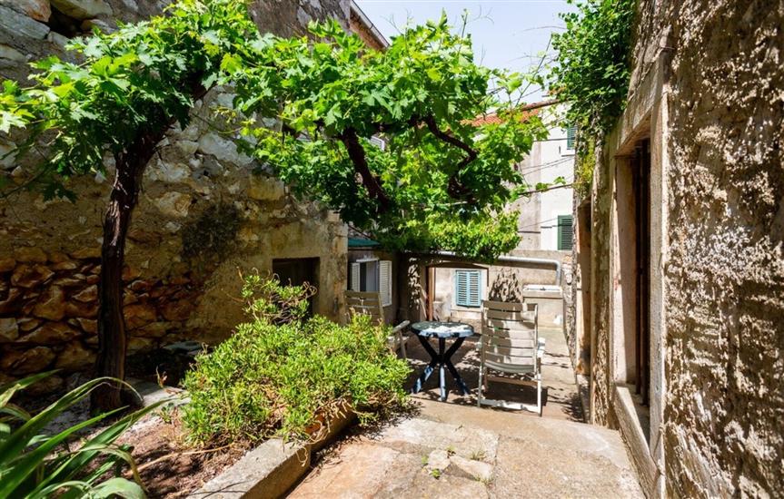 Hiša Veli Iž oldtown