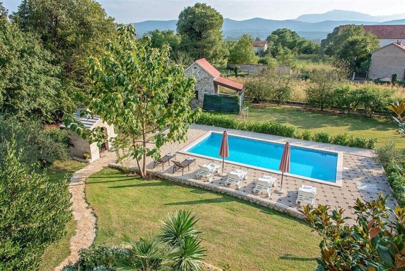 Villa Flower garden with pool