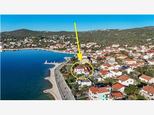 Apartments Srđan Vinisce, Size 50.00 m2, Airline distance to the sea 10 m, Airline distance to town centre 0 m