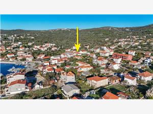 House Bože Vinisce, Size 120.00 m2, Airline distance to the sea 150 m, Airline distance to town centre 100 m