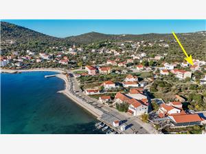 Apartmány Mladen Vinisce, Prostor 80,00 m2, Vzdušní vzdálenost od moře 150 m, Vzdušní vzdálenost od centra místa 150 m