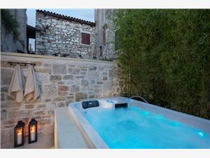 Vila Euphrasiana Porec, Kamniti hiši, Kvadratura 120,00 m2, Oddaljenost od morja 50 m