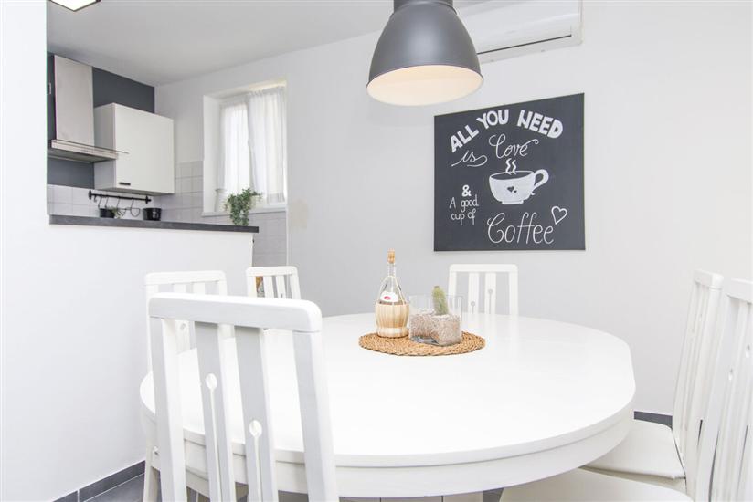 Kuća K1, za 8 osoba/e