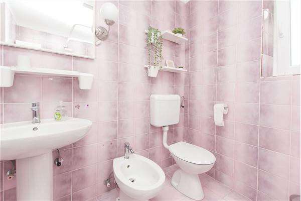 Kuća K1, za 8 osoba/e