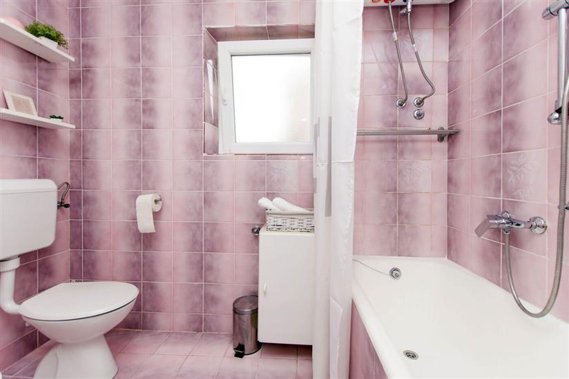 Kuća K1, za 8 osoba/e