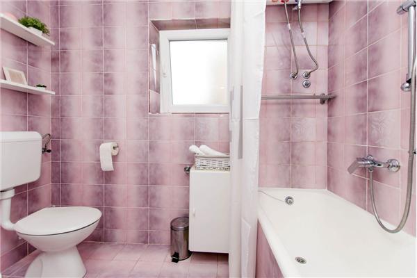 Kuća K1, za 8 osoba/e