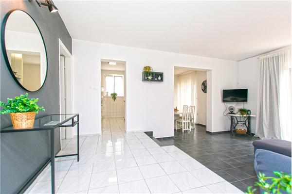 Kuća K1, za 8 osoba/e