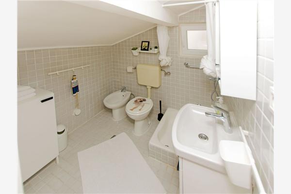 Kuća K1, za 8 osoba/e