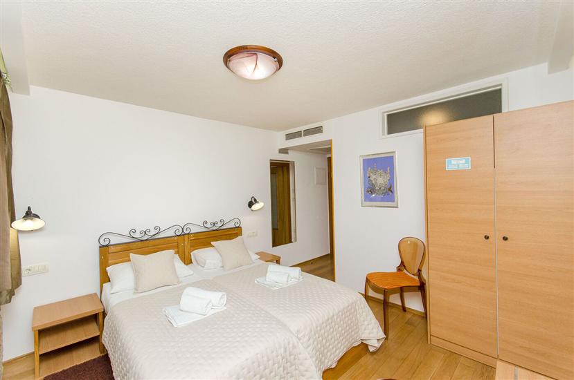 Room S1, for 2 persons