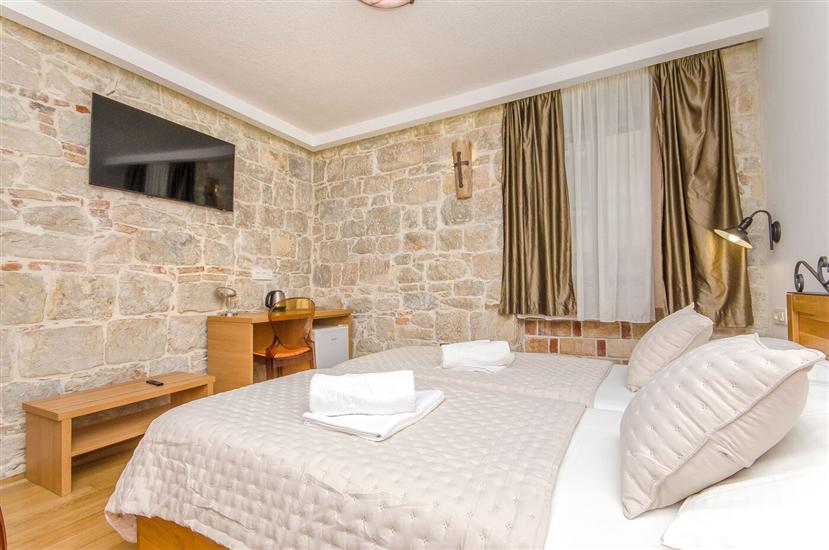 Room S1, for 2 persons