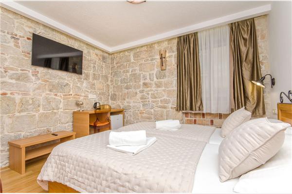 Room S1, for 2 persons