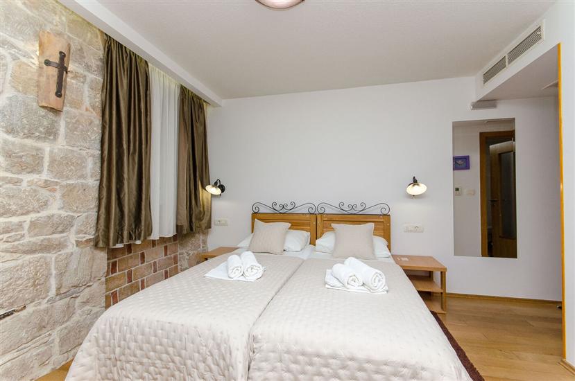 Room S3, for 2 persons