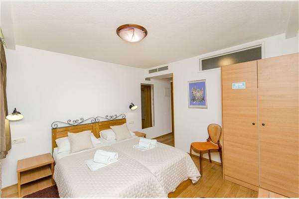 Room S3, for 2 persons