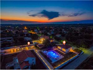 House Bozena Zadar riviera, Size 200.00 m2, Accommodation with pool, Airline distance to town centre 800 m