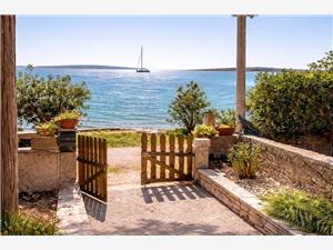 Apartment Gordana Kosljun, Size 52.00 m2, Airline distance to the sea 3 m, Airline distance to town centre 0 m