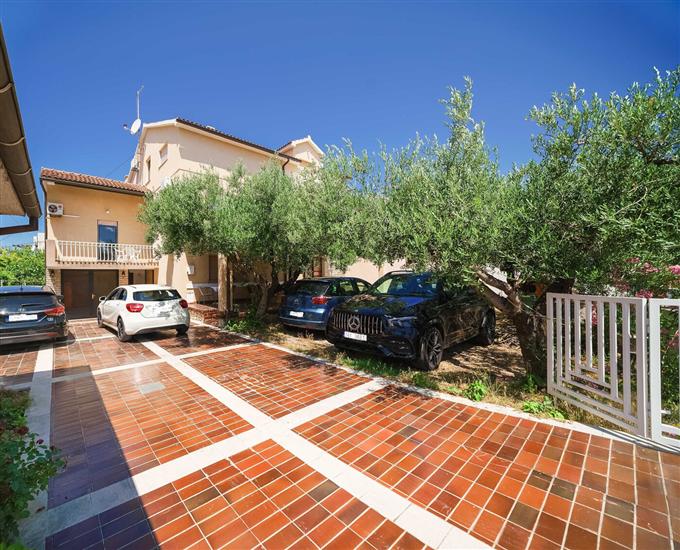 Apartment and Rooms Mrkovic- Steps to Beach&Center