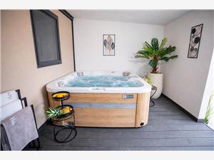 Mobile home Aria with jacuzzi Vodice, Size 27.00 m2, Airline distance to town centre 280 m