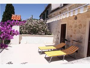 House Davor Sutivan - island Brac, Size 120.00 m2, Airline distance to the sea 150 m, Airline distance to town centre 50 m