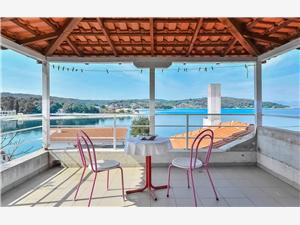 Apartmaji Dubravka Necujam - otok Solta, Kvadratura 35,00 m2, Oddaljenost od morja 35 m, Oddaljenost od centra 150 m