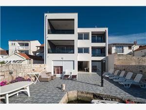 Apartmaji Villa Summertime Betina, Kvadratura 55,00 m2, Oddaljenost od morja 50 m, Oddaljenost od centra 130 m