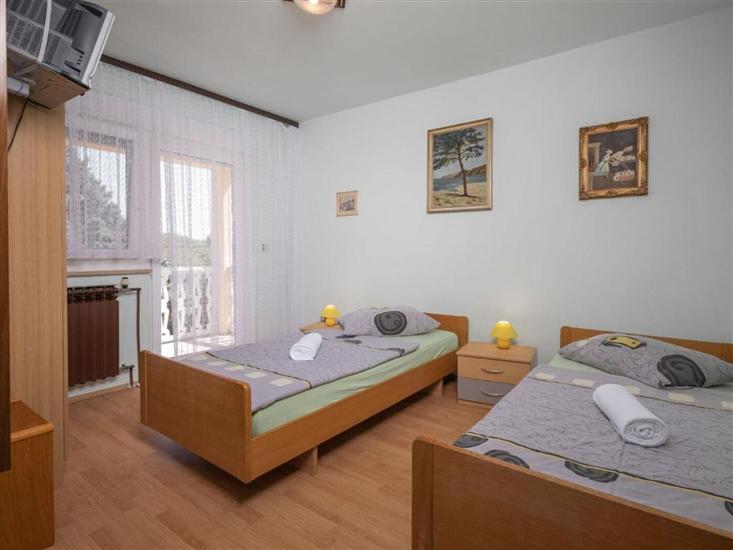 Hiša K1, na 12 osebe