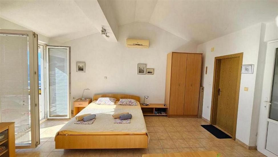 Room S1, for 2 persons
