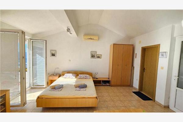 Room S1, for 2 persons