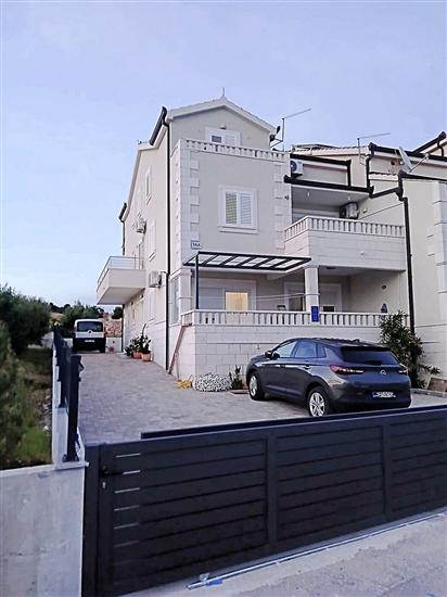 Apartments Mladenka