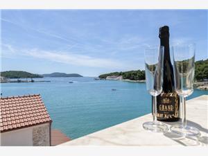 Apartment Mirni by the sea Prvic Luka - island Prvic, Size 46.00 m2, Airline distance to the sea 5 m, Airline distance to town centre 250 m