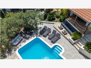 Apartmaj Piveta Okrug Gornji (Ciovo), Kvadratura 140,00 m2, Namestitev z bazenom, Oddaljenost od morja 150 m