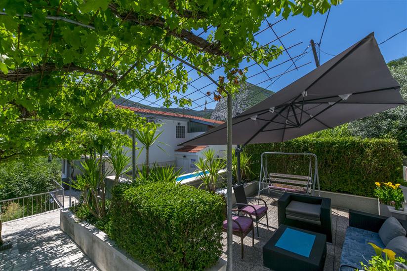 House Hidden Green Oasis