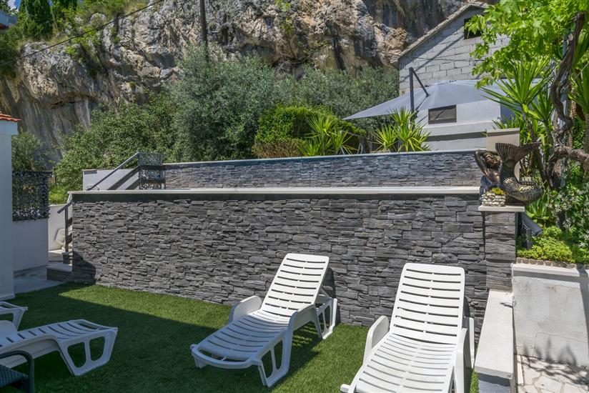 House Hidden Green Oasis