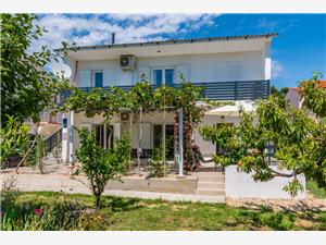 Apartments Ian Lopar - island Rab, Size 50.00 m2, Airline distance to town centre 300 m