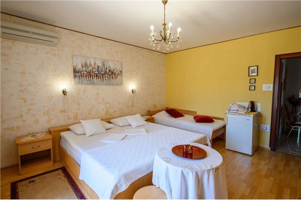 Room S1, for 2 persons